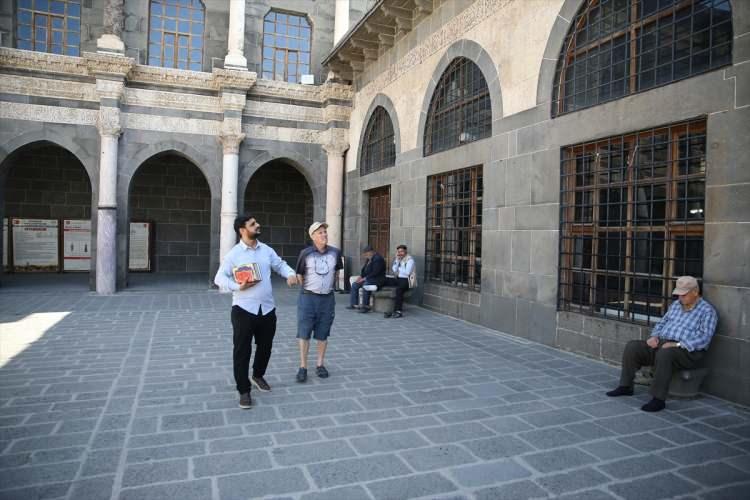 <p>Bu kapsamda kentin tarihi değerlerinden Ulu Cami, Nasuh Paşa ve Fatih Paşa (Kurşunlu) camilerini ziyaret eden yerli ve yabancı turistlere imamlar Vedat Orak ve Ömer Tekin tarafından camilerin tarihi, kentin kültürel zenginliği ve İslam dini hakkında Türkçe, Kürtçe, Zazaca ve İngilizce bilgilendirme yapılıyor.</p>

