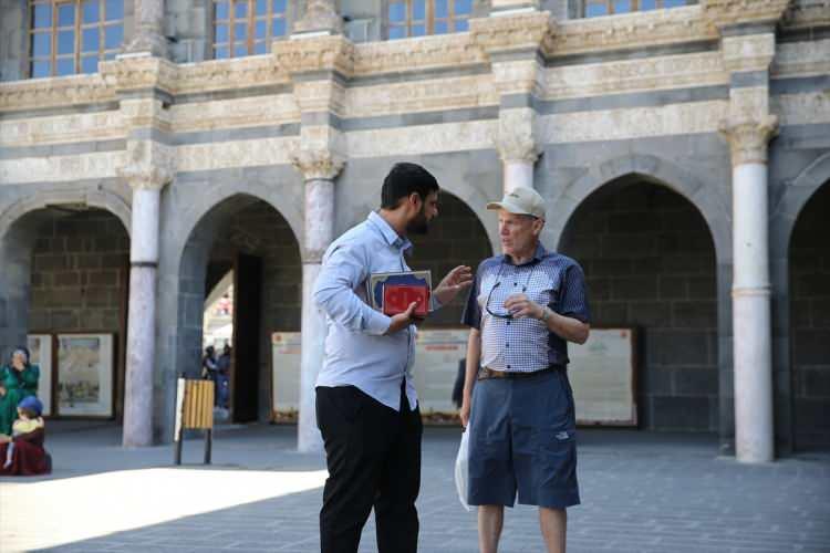 <p>Din görevlerinin yanı sıra sundukları bu hizmet ile turizme de katkı sunan imamlar, turistlere ayrıca Diyanet İşleri Başkanlığınca İngilizce, Fransızca, İspanyolca, Çince, Japonca, Korece, Yunanca, Almanca ve Rusça bastırılan bilgilendirici broşürleri dağıtıyor, İl Müftülüğünün farklı dillerde hazırladığı Kur'an-ı Kerim meallerini hediye ediyor.</p>
