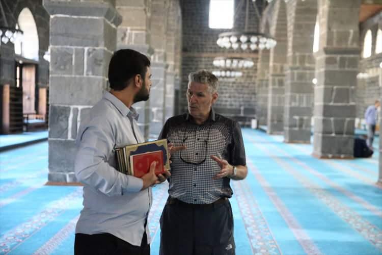 <p>Tarihi Ulu Cami İmamı Vedat Orak, AA muhabirine, Diyarbakır'a gelen yerli ve yabancı turistleri güler yüzle karşıladıklarını söyledi.</p>
