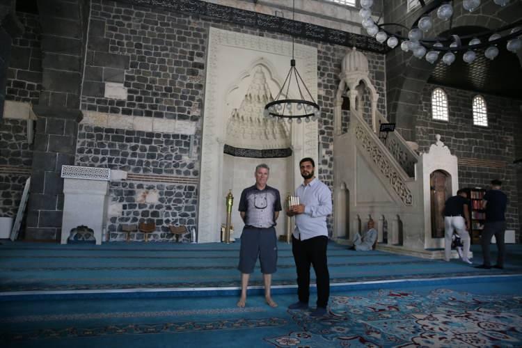 <p>Ziyaretçileri en güzel şekilde ağırlamaya özen gösterdiklerini ifade eden Orak, "Yabancı turistlerimiz tarihi olması hasebiyle öncelikle camimizi görmeye geliyor. Onları karşılıyor, Diyanet İşleri Başkanlığımızın hazırlamış olduğu kendi dillerindeki broşürleri hediye ediyoruz ayrıca camimizi tanıtıyor, İslam dininin, İslam ahlakının ve memleketimizin güzelliğini onlara anlatıyoruz. Sıcak bir ev sahipliği yapıyoruz. İslam ahlakının güzelliklerini hissedip Müslüman olup, ülkelerine dönenler var." dedi.</p>
