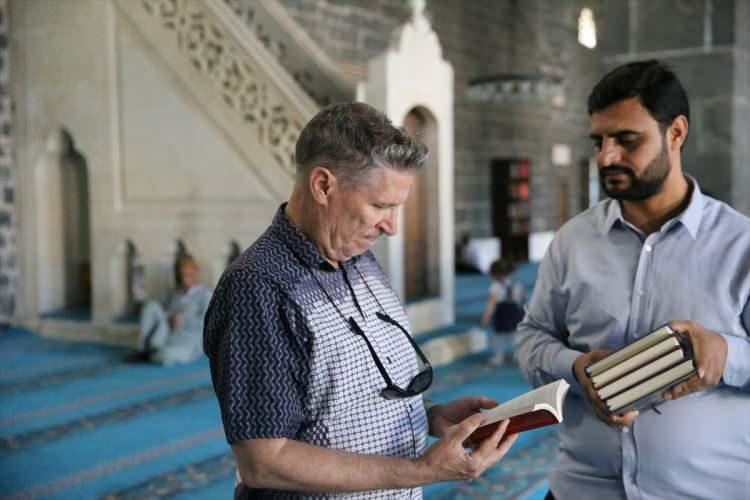<p>Orak, turistlere 4 dilde bilgilendirme yaptıklarını anlatarak, Diyanet İşleri Başkanlığı Din Hizmetleri Genel Müdürlüğünün hazırladığı broşürlerin de turistlerde memnuniyet sağladığını belirtti.</p>
