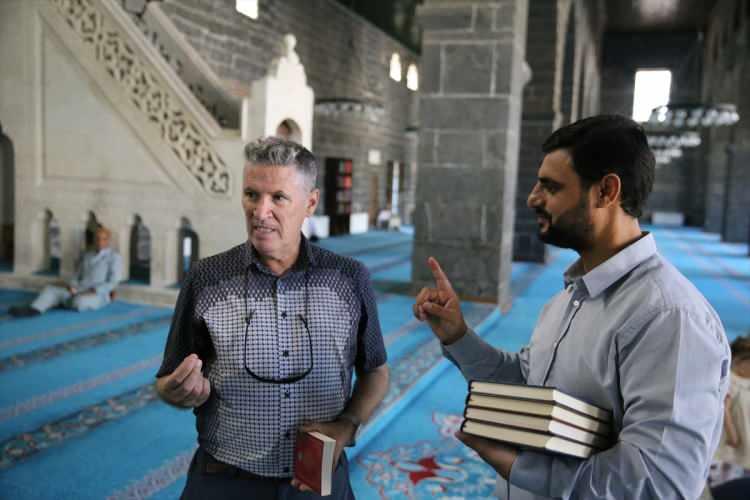 <p>Fatih Paşa Camisi'nde görevli Ömer Tekin de din görevlerinin yanı sıra insana dokunan hizmetler de sunmaktan memnuniyet duyduklarını belirtti. </p>
