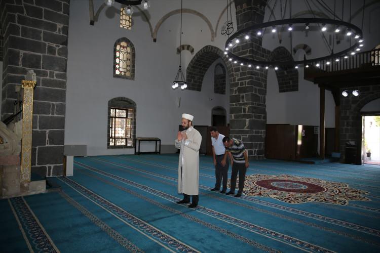 <p>"Bu zamanda insanların en çok ihtiyaç duyduğu şey maneviyattır. Bunun bilincinde olduğumuz için gelen yerli ve yabancı misafirlerimize mutlaka o maneviyatı aktarmaya çalışıyoruz." diyen Tekin, kentte yerli ve yabancı ziyaretçi yoğunluğu yaşandığını vurguladı.</p>