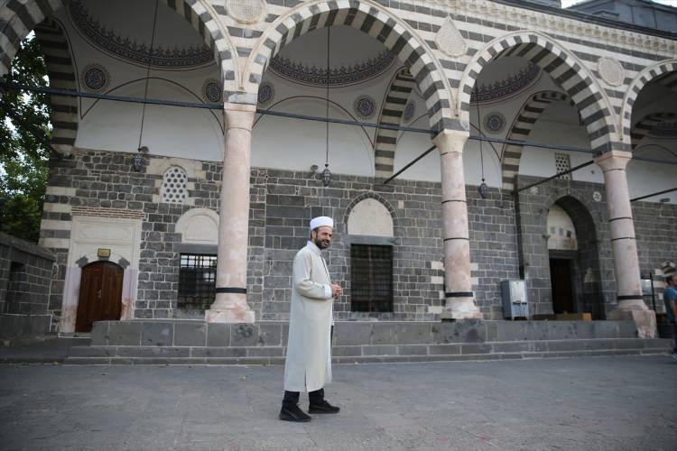 <p>Tekin, şunları söyledi: "Amacımız sadece dini anlatmak değil, onlara samimiyet ve sıcaklık göstermeye çalışıyoruz. Gelen turistlere ikramlarda bulunuyoruz. Kendileriyle bir süre muhabbet ettikten sonra düşüncelerinin değiştiğini de görüyoruz. Yaklaşık 6 ay önce Çekya'dan bir seyyah kardeşimiz gelmişti, Daniel isminde. Onu burada ağırlamıştık. Kendisi birkaç gün sonra gelip Müslüman olmak istediğini söyledi ve cemaatin huzurunda kelimeişehadet töreni düzenledik. Yaklaşık 1,5 ay önce de İngiltere'den Emily isimli bir kadın, erkek arkadaşıyla gelmişti. Kendilerine yaptığımız bilgilendirmeden sonra ertesi gün akşam namazından sonra tekrar geldiler. Yatsı ezanı okunduğu anda Emily, İngilizce 'Ben Müslüman olmak istiyorum' dedi. Bu, bizim için gurur verici bir şeydi. Daniel'e de 'Yusuf' ismini yakıştırdık, Emily de 'Fatma' ismini seçti."</p>