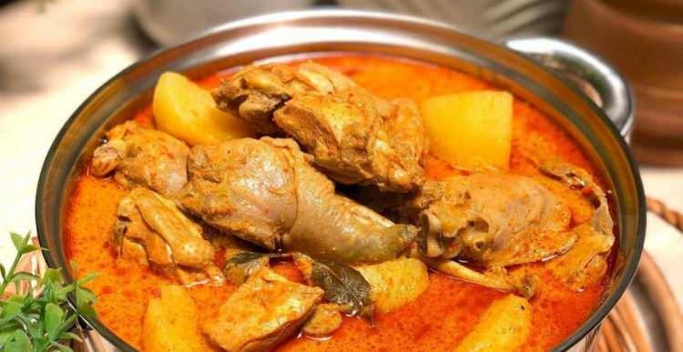 <p><span style="color:#FF0000"><strong>KARİ AYAM</strong></span></p>
<p><strong>Malezya'nın geleneksel lezzetlerinden "Kari Ayam", körili tavuk olarak olarak biliniyor. </strong></p>