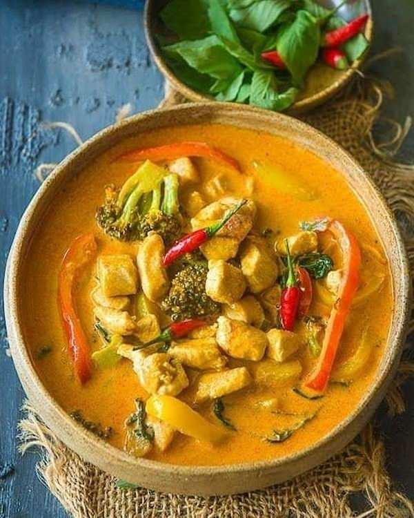 <p><span style="color:#FF0000"><strong>PHANAENG CURRY</strong></span></p>
<p><strong>Taylan'a özgü olan bu lezzet, listede en iyi güveçlerden biri olarak yer aldı.</strong></p>