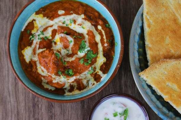 <p><span style="color:#FF0000"><strong>MUSGH MAKHANİ</strong></span></p>
<p><strong>En ünlü Hint yemekleri arasına adını yazdıran "Murgh Makhani", uluslararası alanda tereyağlı tavuk olarak bilinir. Kızarmış et, bol baharat, krema, domates ve tereyağıyla yapılan zengin bir sosla harmanlanan bu yemek, listede ilk 10'da yer almayı başardı.</strong></p>
