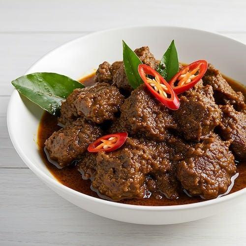 <p><span style="color:#FF0000"><strong>RENDANG</strong></span></p>
<p><strong>Brunei, Endonezya, Malezya, Singapur ve Filipinler'de oldukça popüler olan "Rendag", Endonezya'ya özgü bir yemektir. Acılı yapısı ve uzun pişirme süreciyle ünlü olan yemek, dünyanın en lezzetli yemeklerinden biri olarak ün kazanmıştır.</strong></p>