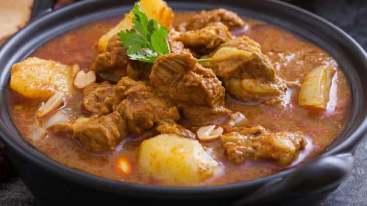<p><span style="color:#FF0000"><strong>MASSAMAN KÖRİ</strong></span></p>
<p><strong>Kremalı hindistan cevizi sütü, et, patates ve kavrulmuş baharatlarla hazırlanan "Massaman Köri", Tayland'ın sevilen lezzetlerinden biri. </strong></p>