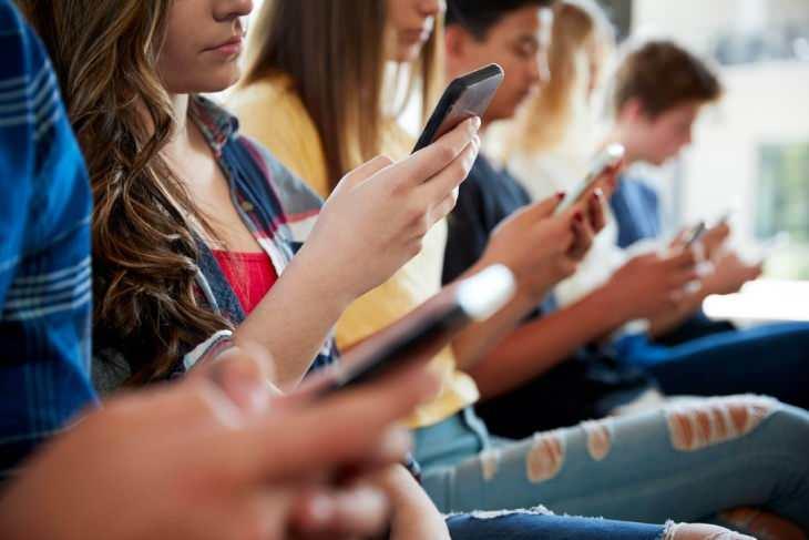 <p>Anayasa Mahkemesi (AYM), bir GSM operatörünün başvurusu üzerine yaptığı incelemede, 2007 yılında yürürlüğe giren Numara Taşınabilirliği Yönetmeliği kapsamında aynı numaranın farklı operatörler arasında taşınabilmesine imkan tanıyan düzenlemenin mülkiyet hakkını ihlal ettiğine hükmetmişti.</p>
<p> </p>