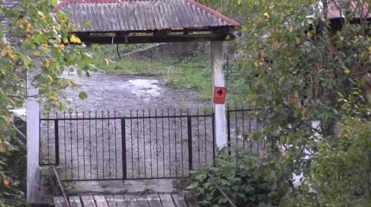 <p>Derenin karşı yamacında Güner ailesine ait 6 eve ulaşımı sağlayan asma köprü demir kapılı ve çatılı görünümüyle dikkat çekiyor.</p>
