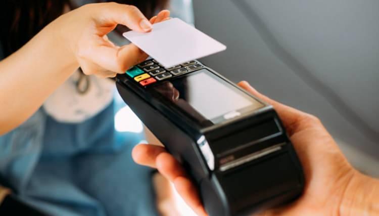 <p>Uzmanlar ayrıca, vatandaşların bu tür uyarılar sonrasında internet üzerinden gönderilen sahte banka mesajlarına veya aramalara karşı da dikkatli olması gerektiğini belirtiyor. Çünkü dolandırıcılar, bu tür hataları fırsata çevirerek kullanıcıları sahte çağrı merkezlerine yönlendirebiliyor.</p>