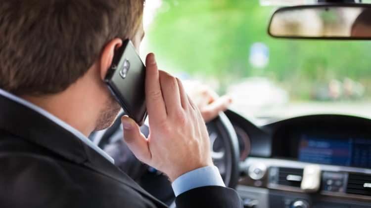 <p>Cep telefonuyla araç kullanan sürücüye ilkinde 5 bin lira, tekrarı halinde 10 bin lira ceza verilecek. Üçüncü kez cep telefonuyla araç kullanırken yakalanma durumunda ise sürücünün ehliyetine 30 gün el konulacak.</p>
