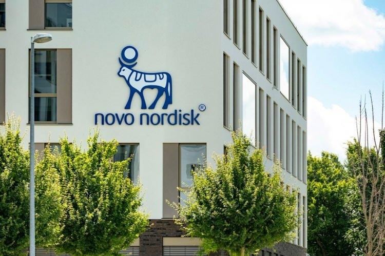 <p><strong>6- NOVA NORDİSK 241 MİLYAR 930 MİLYON</strong></p>

<p> </p>

<p>Sektör: İlaç / diyabet ve obezite tedavileri</p>

<p> </p>

<p>Yükseliş sebebi: Ozempic ve Wegovy gibi obezite ve diyabet ilaçlarının küresel satışları patladı. ABD ve Avrupa’daki yoğun talep, şirketi Avrupa’nın en değerli sağlık firması haline getirdi. Ayrıca yeni tedavi alanlarına açılma beklentisi hisseyi güçlendirdi.</p>
