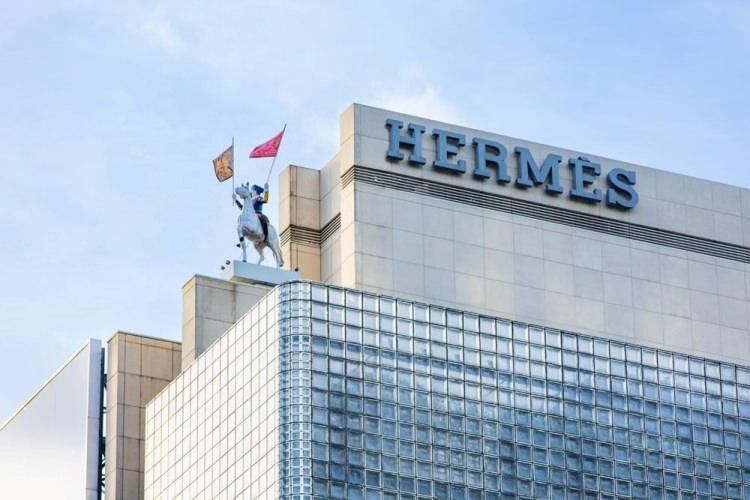 <p><strong>5-HERMES 255 MİLYAR 610 MİLYON</strong></p>

<p> </p>

<p>Sektör: Lüks moda & aksesuar</p>

<p> </p>

<p>Yükseliş sebebi: Sınırlı üretim ve yüksek fiyat stratejisi Hermes’i diğer lüks markalardan ayrıştırıyor. Özellikle Birkin ve Kelly çantalarına talep stokları eritiyor. Markanın kâr marjı lüks segmentte en yükseklerden biri. Küresel zenginleşme ve koleksiyoncu talebi sürüyor.</p>
