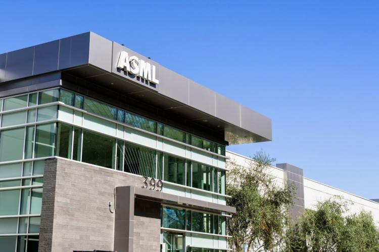 <p><strong>1-ASML 375 MİLYAR 760 MİLYON</strong></p>

<p> </p>

<p>Sektör: Yarı iletken ekipmanları</p>

<p> </p>

<p>Yükseliş sebebi: Dünyada yalnızca ASML’nin ürettiği EUV (aşırı ultraviyole) litografi makineleri modern çip üretimi için kritik. Yapay zekâ, otomotiv ve savunma teknolojilerinde çip talebinin artması şirketin sipariş defterini rekor seviyeye taşıdı. ABD-Çin çip savaşı da Avrupa merkezli bu teknoloji devine stratejik önem kazandırdı.</p>
