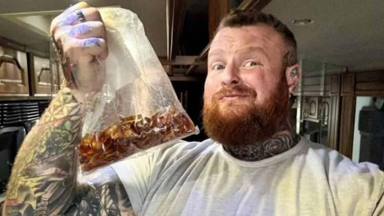 <p>İngiltere'nin Yorkshire bölgesinde yaşayan 33 yaşındaki kamyon şoförü Nathan Rimington, aşırı miktarda jelibon türü şeker tüketmesi sonucu acil servise kaldırıldı. Rimington'un sağlık durumu, hem kendisini hem de çevresindekileri ciddi şekilde endişelendirdi.</p>

