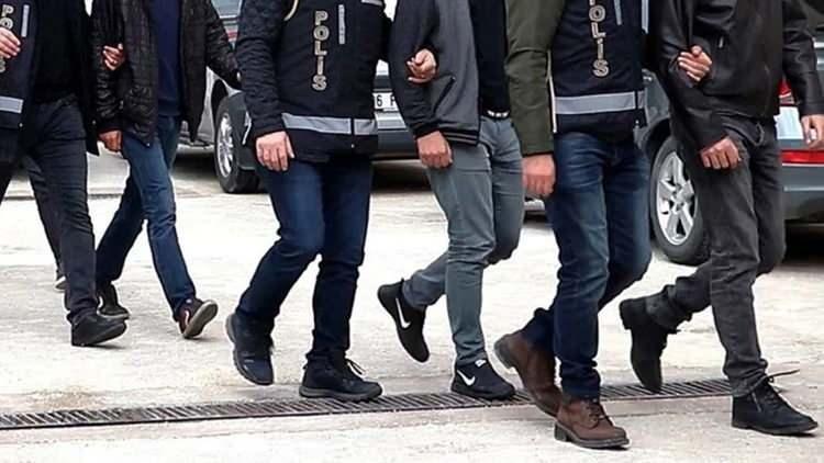 <p>İstanbul'da, haklarında uyuşturucu veya uyarıcı madde kullanmak suçundan soruşturma başlatılan, aralarında İrem Derici, Hadise, Demet Evgar, Berrak Tüzünataç, Dilan Polat'ın da bulunduğu isimlere operasyon düzenlendi.</p>
