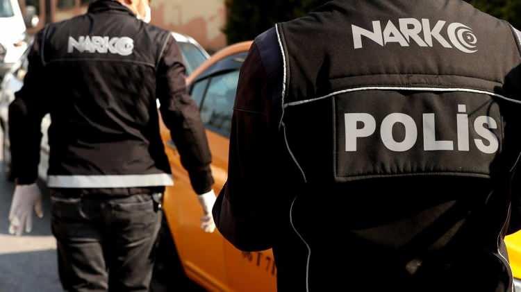 <p>Ünlü isimler, ifadeleri ve kan örneklerinin alınması amacıyla İl Jandarma Komutanlığı’na götürüldü. <em><strong>İşte gözaltına alınan ünlüler listesi;</strong></em></p>
