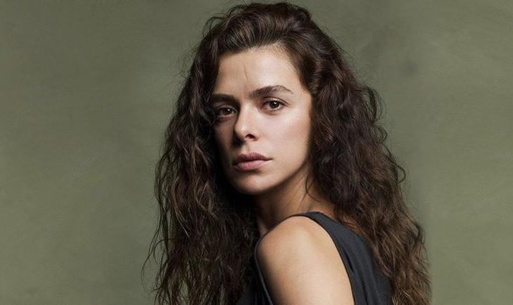 <p><span style="color:#000000"><strong>ÖZGE ÖZPİRİNÇCİ</strong></span></p>