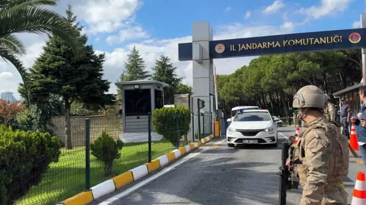 <p>İl Jandarma Komutanlığında işlemleri tamamlanan ünlüler, sırasıyla <strong>kan</strong>, <strong>idrar</strong> ve <strong>saç örneklerinin</strong> alınması için <strong>Adli Tıp Kurumu'na</strong> gönderildi.</p>