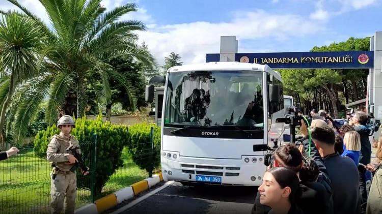 <p>Ardından, sağlık kontrolü için <strong>Seyrantepe Hamidiye Etfal Eğitim ve Araştırma Hastanesi</strong>’ne sevk edilen şüpheliler, tüm işlemleri tamamlanmasının ardından <strong>serbest bırakıldılar</strong>.</p>