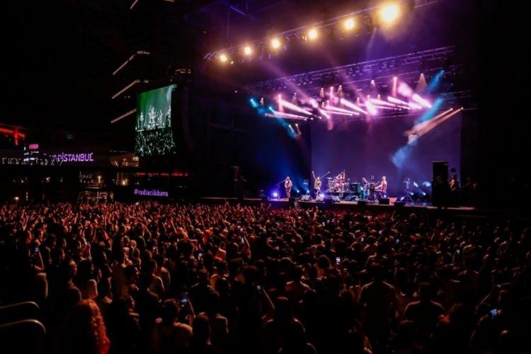 <p>Yılbaşına yaklaşık 3 ay kala ünlü şarkıcıların sahne alacağı yerler belli olmaya başladı. Gel Konuşalım programının sunucularının iddialarına göre bazı ünlülerin Ünlü şarkıcılar sahne ücretleri belirlendi.</p>
<p> </p>