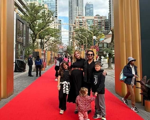 <p><strong>Yangın alarmının çalması üzerine büyük bir panik yaşayan ünlü oyuncu, hemen çocuklarıyla birlikte otelden tahliye edildi.</strong></p>
