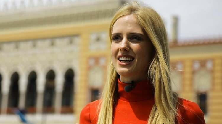 <p><span style="color:#FF0000"><strong>"HEMEN ÇOCUKLARLA DIŞARI KOŞTUM"</strong></span></p>

<p><strong>O anları sosyal medya hesabından paylaşan Elles, "Gece otelimizde yangın alarmı çaldı. Koridorda hafif bir duman vardı. Hemen çocuklarla dışarı koştum. Hâlâ nedenini bilmiyoruz, beş itfaiye aracı geldi." ifadelerini kullandı.</strong></p>
