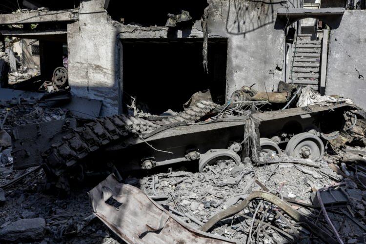 <p>Vurulduktan sonra tamamen yanarak kullanılamaz hale gelen İsrail ordusuna ait Merkava tankı.</p>
