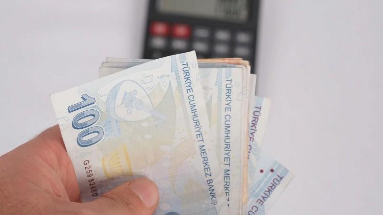 <p>2024 yılında 65 yaş aylığından yararlananların sayısının 805 bin, bu yıl da 810 binin üzerinde vatandaşın bundan yararlandığı belirtiliyor.</p>

<p> </p>
