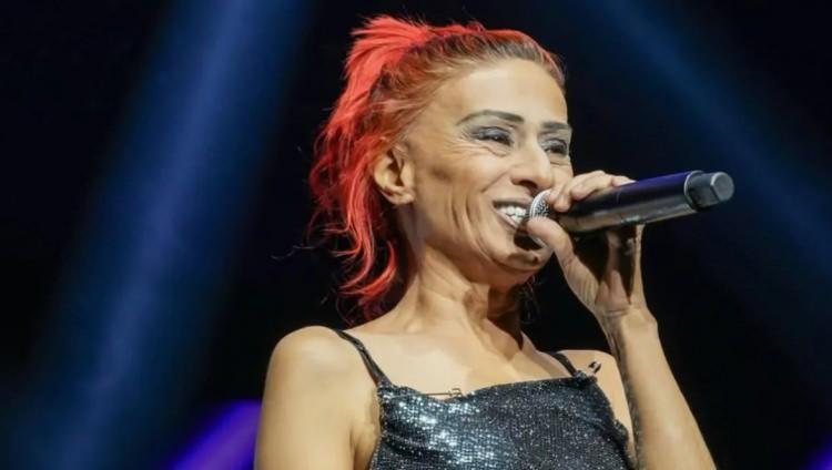 <p>Kıyafetleri ve sahne tarzıyla sık sık konuşulan ünlü şarkıcı Yıldız Tilbe son fotoğrafıyla hayranlarını korkuttu. Peş peşe talihsiz olaylar yaşayan ünlü şarkıcıyı uyurken örümcek ısırdı.</p>