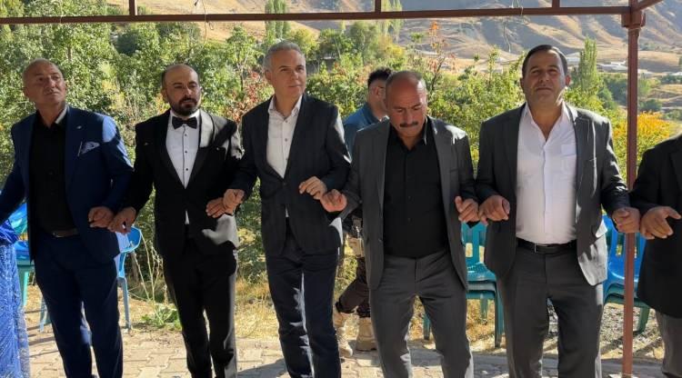 <p>Bilici, <strong>"Sosyal medyada tanışıp görüştük. Ben Vietnam'a gittim, sonra onu buraya çağırdım. Aileler arasında anlaştık ve evlenme kararı aldık" </strong>dedi.</p>
<p> </p>