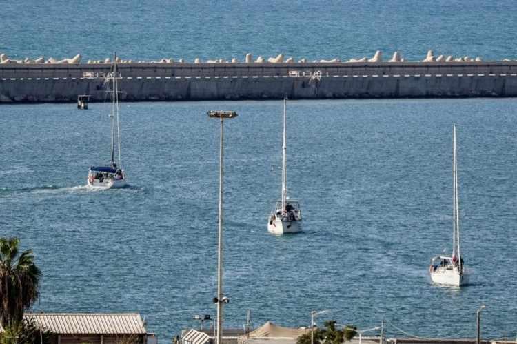 <p>İsrail deniz kuvvetleri, 2025 yılı içinde Gazze'ye yönelik deniz ablukasını kırmayı hedefleyen ve uluslararası aktivistleri taşıyan en az dört sivil yardım filosuna uluslararası sularda müdahale ederek tüm gemilere el koydu ve yüzlerce katılımcıyı gözaltına aldı.</p>