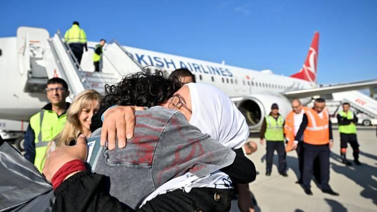 <p>Katılımcıların "tehlikeli ve caydırıcı manevralar" olarak tanımladığı ve tazyikli su kullanılan müdahale, uluslararası sularda gerçekleşti.</p>
<p>Operasyonun ardından Avrupa, Orta Doğu ve Amerika'da protesto gösterileri düzenlendi.</p>