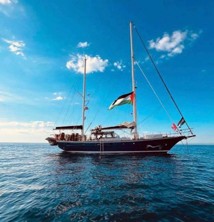 <p>FFC'ye göre, İsrail'in Shayetet 13 deniz komando birimi tarafından durdurulan gemi, Aşdod limanına çekildi.</p>

<p>Koalisyon, el koymadan önce iki İsrail İHA'sının gemiyi çevrelediğini ve yolcuların tahriş edici olarak tanımladığı beyaz, boya benzeri bir madde püskürttüğünü belirtti.</p>
