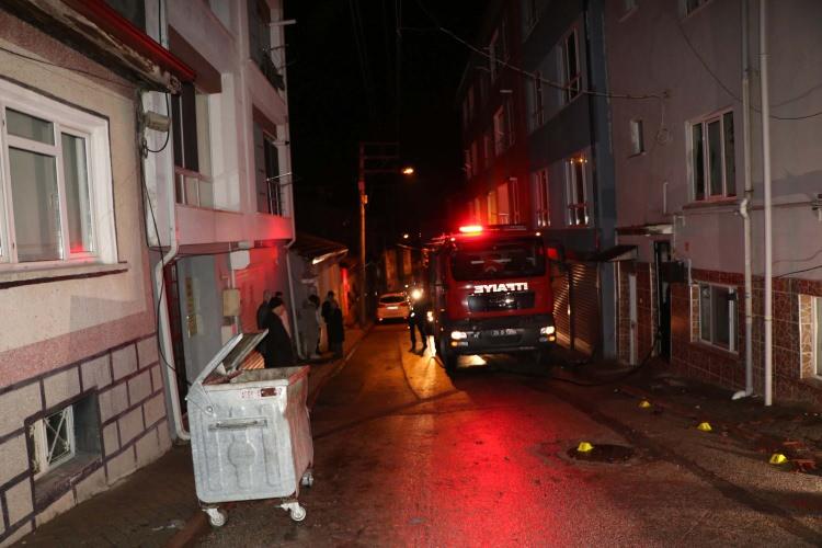 <p><span style="color:rgb(165, 42, 42)"><strong>YANGIN ÇIKARDI</strong></span></p>

<p>Sanık Kara evden kaçıp kendi oturduğu Şirintepe Mahallesi’nde 3 katlı apartmanın en üst katındaki dairesine gitti.</p>

<p> </p>

<p>Doğal gazı açıp, elindeki çakmağı çakmak isteyen Habib Kara’ya komşuları engel oldu.</p>

<p> </p>

<p>Sanık Kara ardından evin terasına çıktı. Burada yangın çıkaran Kara, ardından da intihar etmek amacıyla aşağı atladı.</p>

<p> </p>

<p>Yaralanan Habib Kara ile falçatayla yaraladığı erkek çocuk hastanede tedavi altına alındı.</p>
