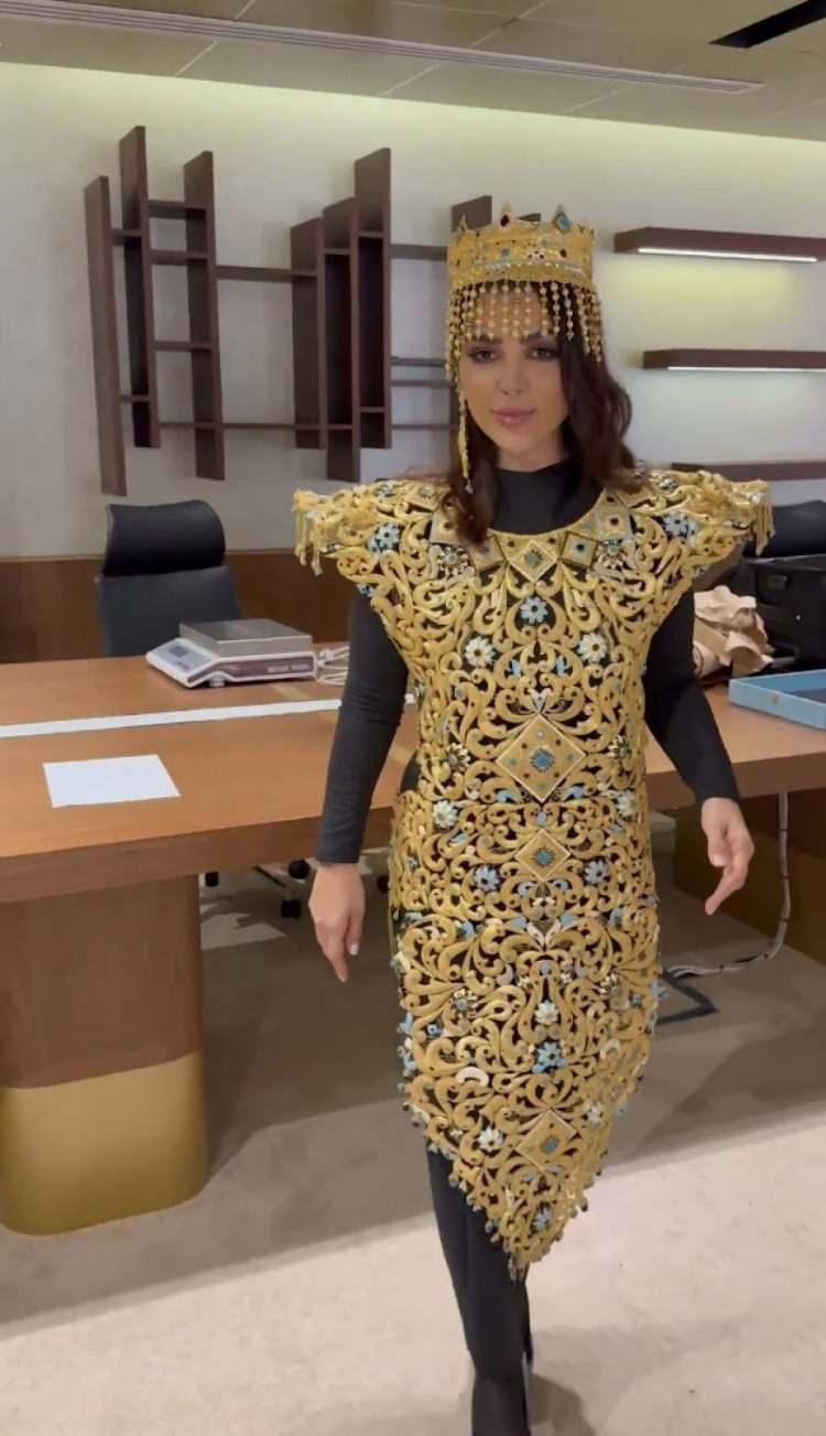 <p>Öte yandan sergide, 34.1 gramlık küpeler ve 738.5 gramlık Hiyar isimli süs de bulunuyor.</p>
