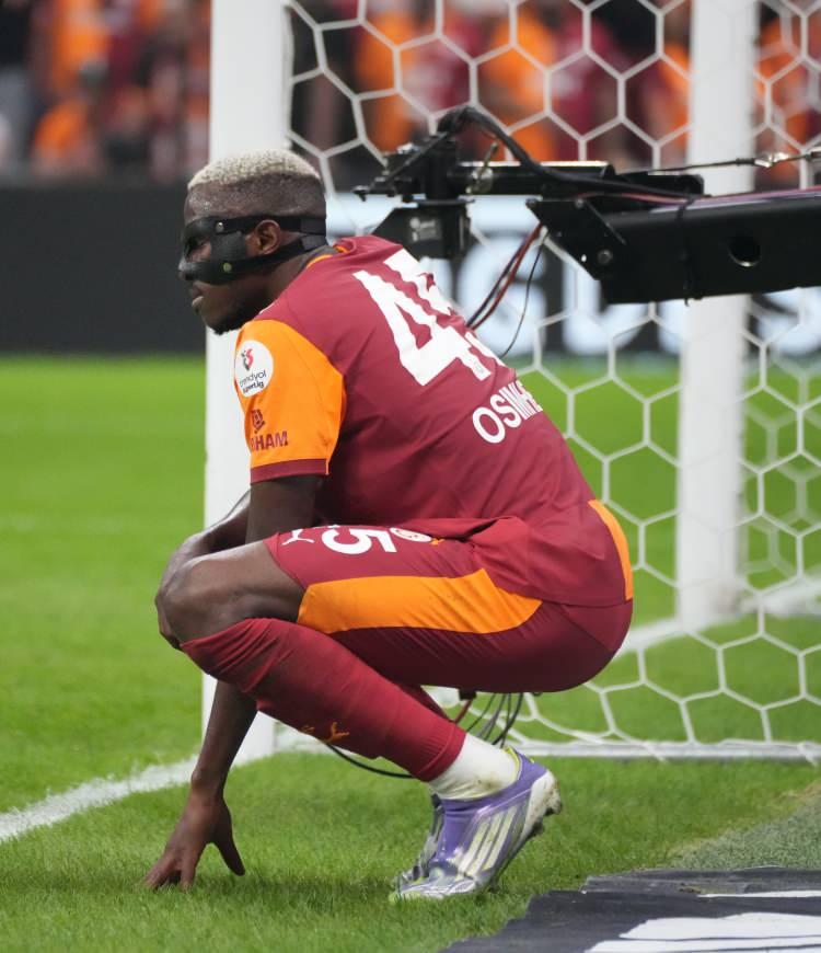 <p>"Çünkü babamı ölmeden önce görememiştim. Hatta bana, babamın ölümünden bir gün sonra Napoli'ye gitmem gerektiğini söylediler. Lille başkanına saygımdan Napoli'ye gittim ama hiçbir şey imzalamayacaktım. Önce teknik direktör ile görüştüm ve bana projeyi anlattı. Ertesi gün Capri'de De Laurentiis ile görüştüm. Bana şehir ve kulüpten bahsetti ama Giuntoli (Cristiano Giuntoli - O dönem Napoli Sportif Direktörü) ile ne konuştuklarını anlamadım çünkü İtalyanca konuşuyorlardı. Bana sözleşmeyi görüp görmediğimi sordular ama ben hiçbir şey anlamamıştım."</p>