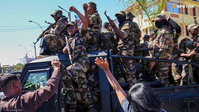 <p>Madagaskar’da haftalardır süren siyasi kriz derinleşirken, Cumhurbaşkanı Andry Rajoelina’nın Fransız ordusuna ait bir uçakla ülkeden gizlice ayrıldığı ileri sürüldü.</p>