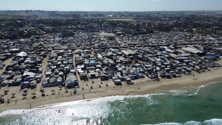 <p>İsrail ile Hamas'ın vardığı ateşkes anlaşmasının ardından Gazze Şeridi'nin güneyindeki Han Yunus kentinde yerlerinden edilmiş binlerce Filistinlinin yaşadığı el-Mevasi bölgesi havadan görüntülendi. </p>