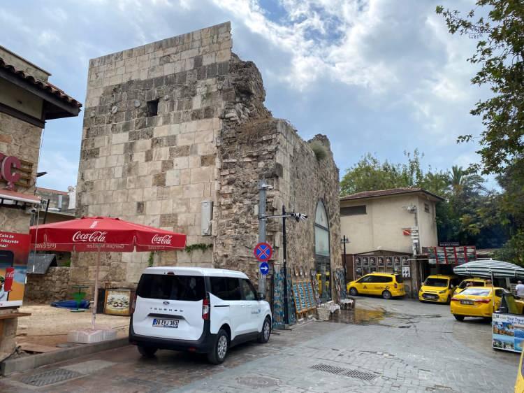 <p>Kentin ilk yerleşim merkezi kabul edilen Kaleiçi'nde uzun yıllardır Vakıflar Bölge Müdürlüğü'nden kiralık süs eşyaları satışı yapılan iş yeri olarak kullanılan tarihi Balıkpazarı Burcu, Helenistik dönemden Roma, Bizans, Selçuklu, Beylikler ve Osmanlı'ya uzanan 2 bini aşkın yıllık geçmişe sahip. Antalya'nın ilk yerleşim merkezi olarak kabul edilen burç, milyonlarca yerli ve yabancı turistin uğrak noktalarından biri. Ancak son dönemde yapılan incelemelerde, bu tarihi yapının duvarlarının klima montajı için matkapla delinerek tahrip edildiği belirlendi.</p>
<p> </p>