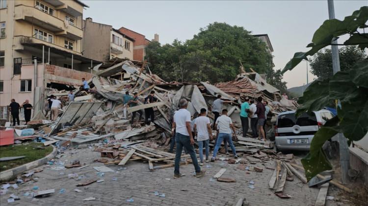 <p><span style="color:rgb(178, 34, 34)">"200'E YAKIN FAY VAR"</span></p>
<p>Batı Anadolu kabuğunun yılda 40 milimetre güneybatıya doğru ilerlediğine dikkati çeken Sözbilir, <strong>"Bu kabuğun içinde 200'e yakın fay belli dönemlerde deprem üretme potansiyeline sahip. Bunların 6 ve 7 büyüklüğünde deprem üretme gücü var. Bu fayların son yüzyılda 8 tanesi kırılmış durumda. Geri kalan fayların tümü kırılmayı bekliyor. Zamanı geldiğinde bunlar belli ölçeklerde, belli büyüklüklerde deprem üretecekler."</strong> diye konuştu.</p>