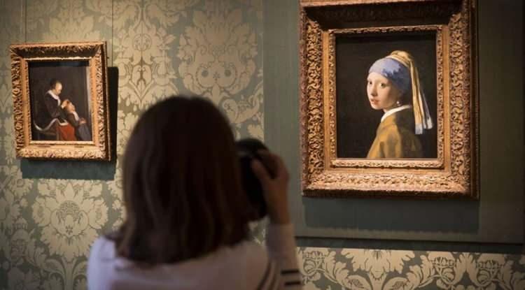 <p><span style="color:#B22222"><em><strong>Hollandalı ressam Johannes Vermeer'in başyapıtlarından biri olan 'İnci Küpeli Kız'’ın 360 yıllık gizemi çözüldü. Dünyanın en tanınmış tablolarından biri olan 'İnci Küpeli Kız'ın kimliği hakkında ilgi çeken bir teori ortaya atıldı.</strong></em></span></p>