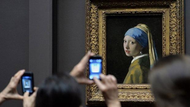 <p><strong>İngiliz sanat tarihçisi Andrew Graham-Dixon, Vermeer’in Hollanda’nın Delf kentinde yaşayan Pieter van Ruijven ve Maria de Knuijt çiftine çalıştığını belirtti. İngiliz Sunday Times gazetesine konuşan Andrew Graham-Dixon, İnci Küpeli Kız'ın bu çiftin kızı olduğunu öne sürdü.</strong></p>
