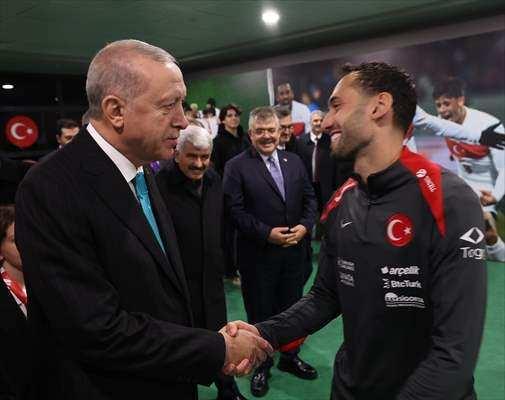 <p>Başkan Recep Tayyip Erdoğan, Gürcistan galibiyetinin ardından milli futbolcularımızı tebrik etti.</p>
