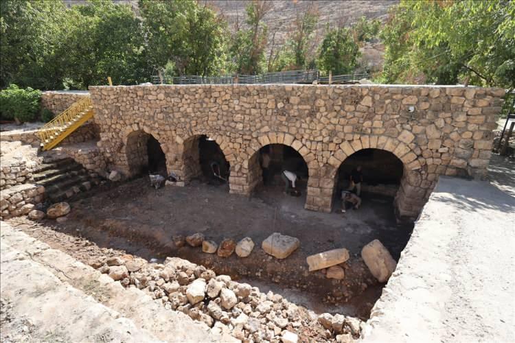 <p>"MOZAİĞİN ÜZERİNDE BİR YAZITIN YER ALMASI HEYECAN UYANDIRDI"</p>
<p>Mülkiyet sahibinin yaptığı başvuru üzerine alanda incelemelerde bulunduklarını açıklayan Mardin Müze Müdürü ve Kazı Başkanı Akgül, şöyle konuştu:</p>
<p>"Değirmen sonraki dönemlerde eklenti olarak yer almakta. Mozaiğin bulunduğu yapı kalıntısı ise daha eskiye doğru gitmekte. Mozaikli taban döşemesinde yaptığımız kazı çalışmasında 1 nolu mekanda daha çok geometrik motifler yer almakta. Bizi en çok sevindiren ve heyecanlandıran mozaiğin üzerinde bir yazıtın yer alması. Yazıt iki kelimeden (Tittos Domestikos) oluşmakta.</p>