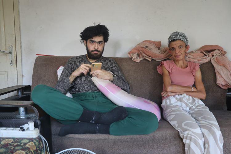 <p>Kahramanmaraş merkezli depremlerde evini kaybeden ve Hatay'ın Defne ilçesinde yaşamlarını sürdüren 50 yaşındaki anne Semra Özbay ve 23 yaşındaki oğlu Barış Özbay, yaşadıkları depremin ardından hayata birlikte tutunarak yaşamlarını sürdürüyor.</p>