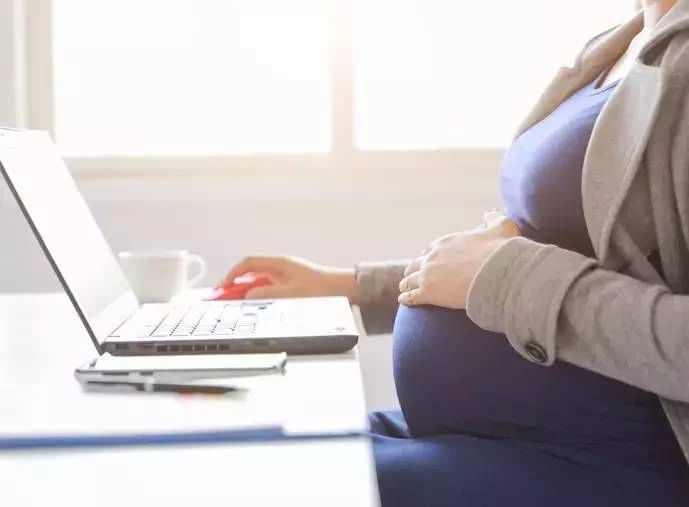 <p>Cumhurbaşkanlığı, Çalışma ve Aile bakanlıkları ile TBMM'den bazı milletvekillerinin birçok koldan yürüttüğü taslak çalışmalar, olgunlaştırıldıktan sonra yasal düzenleme olarak Meclis'e sunulacak. Yürütülen taslak çalışmalarda hangi maddeler var? </p>