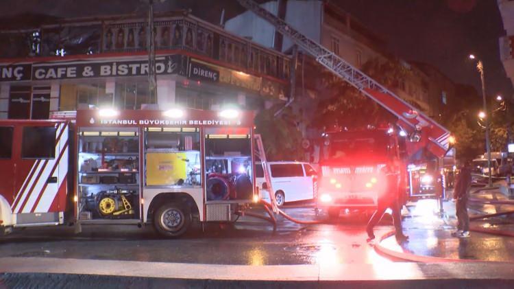 <p>Kısa sürede olay yerine gelen itfaiye ekipleri, yangına müdahale ederken, polis ekipleri ise çevrede güvenlik önlemi aldı. </p>
